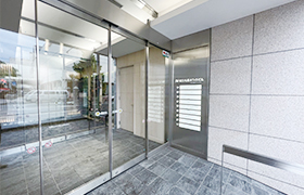 北海道営業所ビルの入口写真